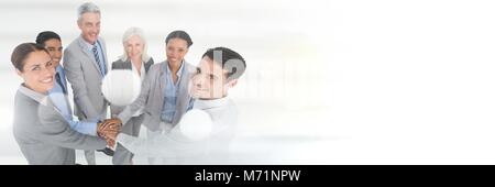 Il lavoro di squadra transizione con la gente di affari di unire le vostre mani Foto Stock