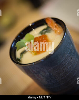 Chawanmushi al vapore con Ikura Foto Stock