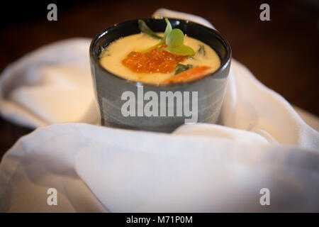 Chawanmushi al vapore con Ikura Foto Stock