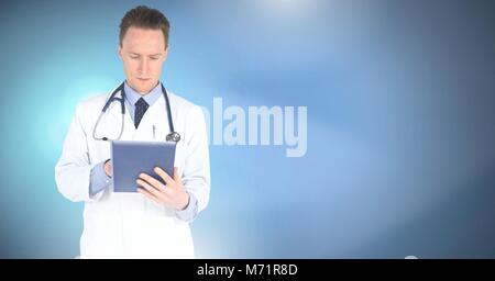 Medico maschio holding tablet Foto Stock