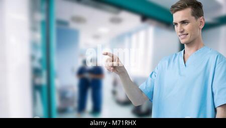 Medico maschio interagenti con air touch Foto Stock