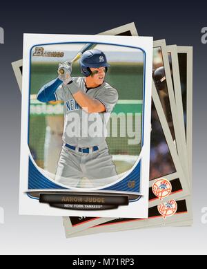 Aaron giudice dei New York Yankees 2013 Bowman rookie card sulla parte superiore della pila di carte di baseball Foto Stock