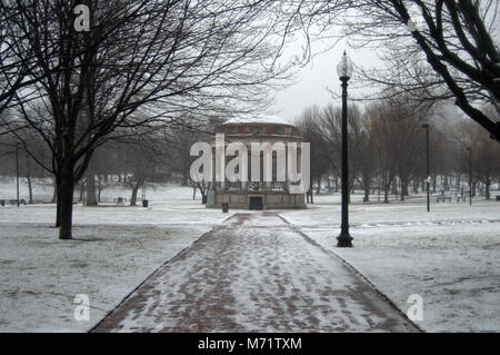 Parkman Bandstand a Boston Common nella neve, Boston, MA, Stati Uniti d'America Foto Stock