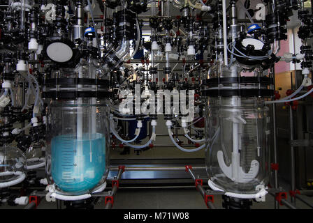 Fabbricazione di medicinali a un farmaco factory. Il liquido in un pallone Foto Stock