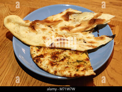 Gustosi piatti indiani flatbread sulla piastra nel ristorante prendere close up picture Foto Stock