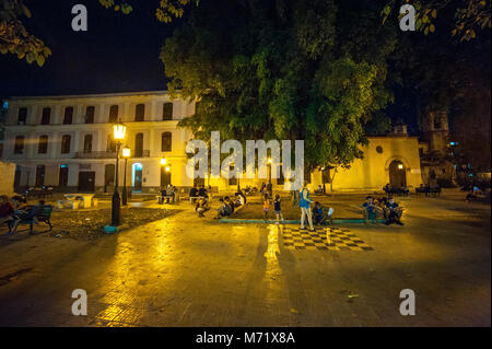 Persone a notte in plaza square, Old Havana, Cuba Foto Stock