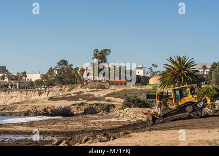 Santa Barbara, Stati Uniti - Febriary 16, 2018: Bulldozer spinge off-inondazioni lo sporco da Montecity fuoco e tempesta di pioggia nell'Oceano Pacifico a gole Foto Stock