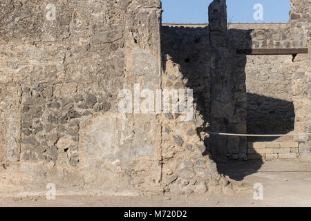 Pompei, Campania / Italia - 20 agosto 2016: pareti da antiche case nel sito archeologico di Pompei Foto Stock