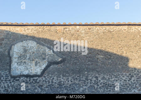 Pompei, Campania / Italia - 20 agosto 2016: pareti da antiche case nel sito archeologico di Pompei Foto Stock