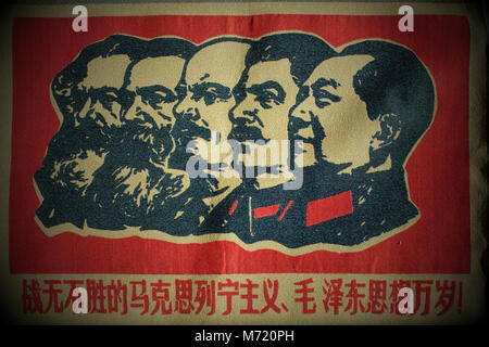 Un poster di tessuto durante la rivoluzione culturale cinese. Marx, Engels, Lenin e Stalin e Mao Zedong. Foto Stock
