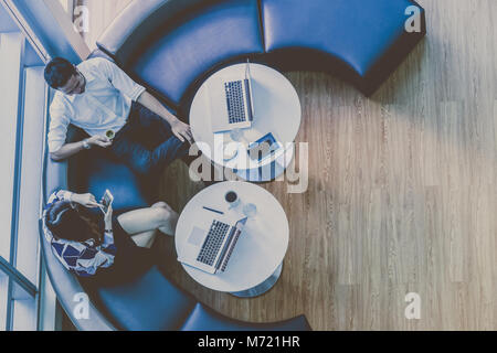 Vista dall'alto di Felice Asian giovane e bella donna d'affari e bello imprenditore con abiti formali a parlare e utilizzando la smart telefono cellulare per il lavoro Foto Stock