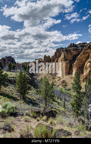 Smith Rock in Terrebonne Oregon è un mondo di classe destinazione di arrampicata Foto Stock