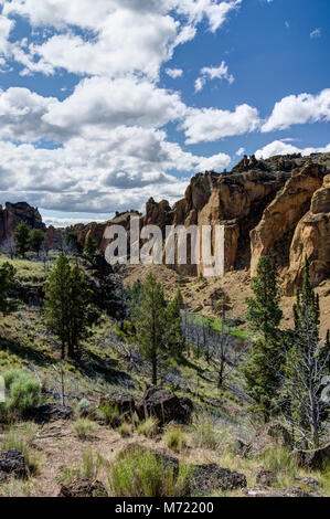 Smith Rock in Terrebonne Oregon è un mondo di classe destinazione di arrampicata Foto Stock