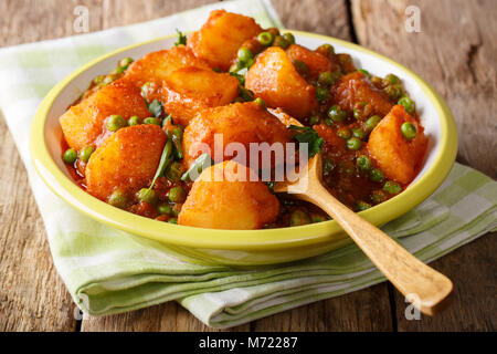 Indiano Vegetariano, Aloo Matar realizzato da patate, piselli verdi, erbe e salsa piccante closeup su una piastra orizzontale. Foto Stock