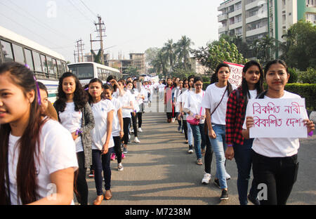 Guwahati (India). 08 Mar, 2018. Gli studenti dell'Istituto asiatico della formazione degli infermieri tenere cartelli come essi marzo in un rally in occasione della Giornata internazionale della donna su un tema di premere per il progresso. Credito: David Talukdar/Pacific Press/Alamy Live News Foto Stock