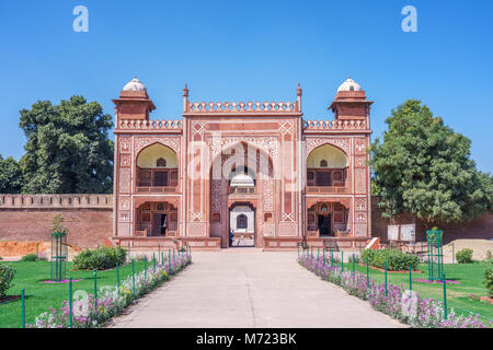 Cancello anteriore della tomba di I'timad-ud-Daulah in Agra Foto Stock