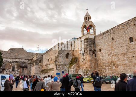 Betlemme, Israele- Novembre 2011: turisti al di fuori della Chiesa della Natività Foto Stock