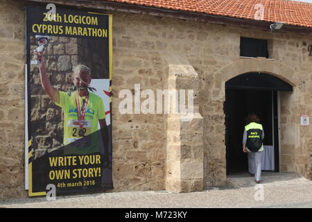 Marshall entrando in sala informazioni e pubblicità per il ventesimo Logicom Cipro maratona, mezza maratona, 10KM, 5Km fun run, Cipro, Europa Foto Stock