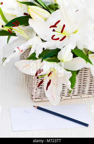 Cestino con fiori di carta sulla scrivania in aula Foto stock - Alamy