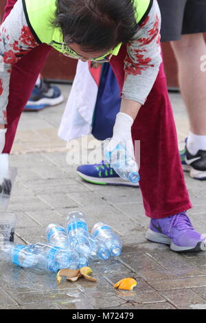 Marshall pulizia di bottiglie di acqua al ventesimo Logicom Cipro maratona, mezza maratona, 10KM, 5Km fun run, Paphos, Cipro, Europa Foto Stock