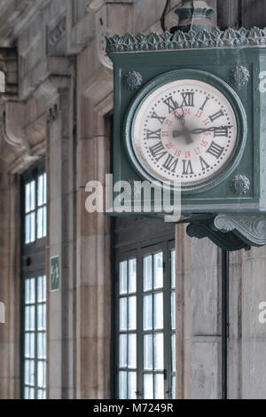 Vecchio orologio sulla piattaforma della Concordia stazione ferroviaria; Estacion de Concordia; c1902;; Bilbao Vizcaya; Pais Vasco; Spagna; Foto Stock