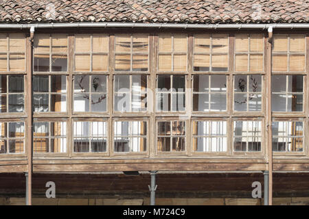 Vecchie facciate in legno nella Plaza de Espana, Aguilar de Campoo; Palencia, Spagna, Foto Stock