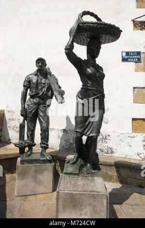 Al di fuori dello spirito del Porto vecchio edificio, statua del pescatore e donna venditore di sardine, Algorta, Getxo, Vizcaya, Pais Vasco, Spagna, Foto Stock