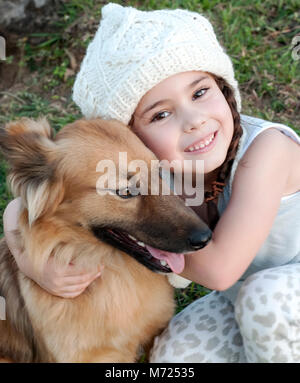 Il bambino e il suo cane Foto Stock