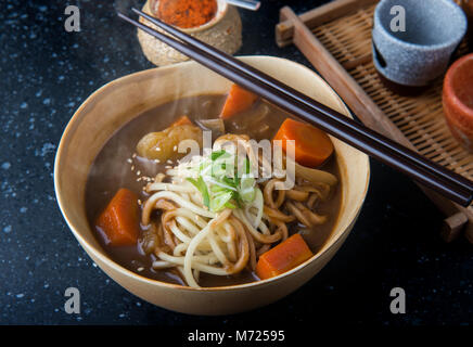 Giapponese con curry udon noodle in ciotola stile cup pronti a servire. Foto Stock