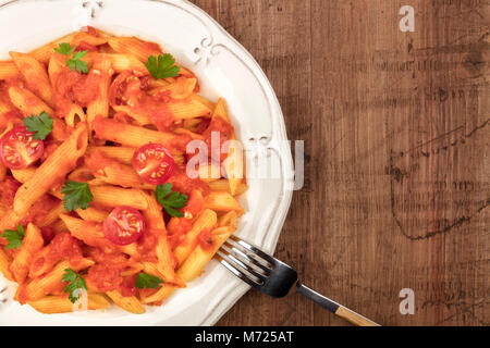 Penne pasta closeup con salsa di pomodoro e il luogo per il testo Foto Stock