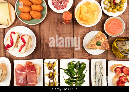 La cucina di Spagna. Foto aeree di molti diversi tapas spagnoli con spazio di copia Foto Stock