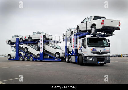 Auto transporter autocarro caricato con nuove vetture Foto Stock