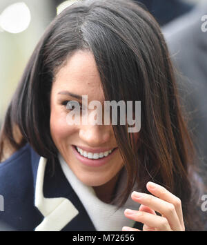 Meghan Markle su un aborigeno durante una visita al Millennium Point a Birmingham, come parte della gamba più recente nel tour regionale che lei e il principe Harry sono impresa in corsa per il loro matrimonio può. Foto Stock