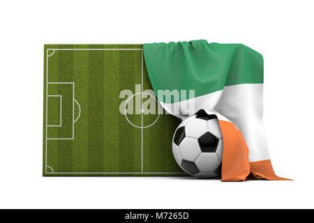 Irlanda bandiera del paese avvolto su una partita di football soccer pitch e la sfera. Il rendering 3D Foto Stock