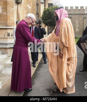 L Arcivescovo di Canterbury Justin Welby saluta il Principe ereditario dell'Arabia Saudita, HRH Mohammed Bin Salman, in un incontro privato a Lambeth Palace di Londra. Foto Stock