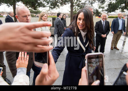 Meghan Markle incontra i membri del pubblico su un aborigeno con il principe Harry durante una visita al Millennium Point a Birmingham, come parte della gamba più recente nel tour regionale il giovane impresa sono in corsa per il loro matrimonio può. Foto Stock