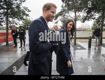 Il principe Harry e Meghan Markle su un aborigeno durante una visita al Millennium Point a Birmingham, come parte della gamba più recente nel tour regionale il giovane impresa sono in corsa per il loro matrimonio può. Foto Stock