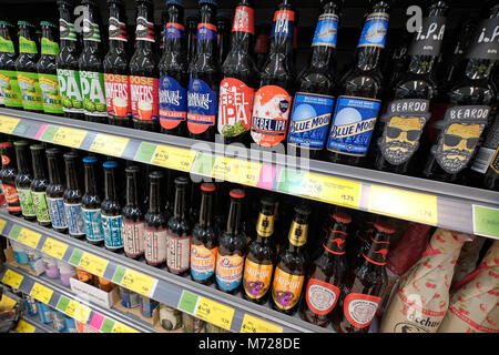 bottiglie di birre speciali sugli scaffali del supermercato, norfolk, inghilterra Foto Stock