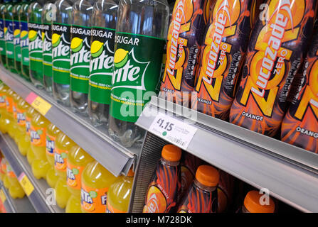 Morbida in plastica bottiglie di bevande sugli scaffali del supermercato Foto Stock