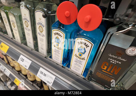 Bottiglie di gin su scaffale di supermercato, Norfolk, Inghilterra Foto Stock