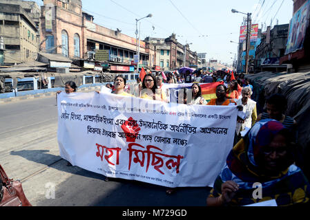 Kolkata, India. 08 Mar, 2018. Attivista detiene cartelloni per le loro esigenze durante la giornata internazionale della donna. Attivista dei diritti delle donne, transgenderismo e diritti sociali organizzazione prendere parte ad una manifestazione per i diritti delle donne e per le donne la domanda in occasione della Giornata internazionale della donna rally. Credito: Saikat Paolo/Pacific Press/Alamy Live News Foto Stock