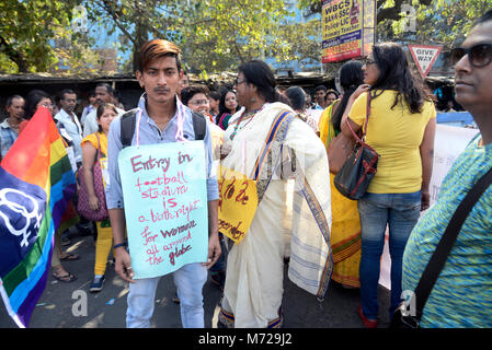 Kolkata, India. 08 Mar, 2018. Attivista detiene cartelloni per le loro esigenze durante la giornata internazionale della donna. Attivista dei diritti delle donne, transgenderismo e diritti sociali organizzazione prendere parte ad una manifestazione per i diritti delle donne e per le donne la domanda in occasione della Giornata internazionale della donna rally. Credito: Saikat Paolo/Pacific Press/Alamy Live News Foto Stock