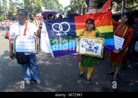 Kolkata, India. 08 Mar, 2018. Attivista detiene cartelloni per le loro esigenze durante la giornata internazionale della donna. Attivista dei diritti delle donne, transgenderismo e diritti sociali organizzazione prendere parte ad una manifestazione per i diritti delle donne e per le donne la domanda in occasione della Giornata internazionale della donna rally. Credito: Saikat Paolo/Pacific Press/Alamy Live News Foto Stock