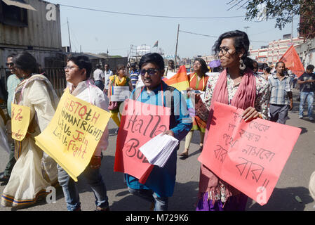 Kolkata, India. 08 Mar, 2018. Attivista detiene cartelloni per le loro esigenze durante la giornata internazionale della donna. Attivista dei diritti delle donne, transgenderismo e diritti sociali organizzazione prendere parte ad una manifestazione per i diritti delle donne e per le donne la domanda in occasione della Giornata internazionale della donna rally. Credito: Saikat Paolo/Pacific Press/Alamy Live News Foto Stock