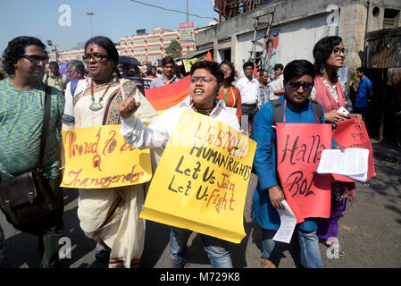 Kolkata, India. 08 Mar, 2018. Attivista detiene cartelloni per le loro esigenze durante la giornata internazionale della donna. Attivista dei diritti delle donne, transgenderismo e diritti sociali organizzazione prendere parte ad una manifestazione per i diritti delle donne e per le donne la domanda in occasione della Giornata internazionale della donna rally. Credito: Saikat Paolo/Pacific Press/Alamy Live News Foto Stock