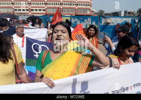 Kolkata, India. 08 Mar, 2018. Attivista gridare slogan durante la giornata internazionale della donna rally. Attivista dei diritti delle donne, transgenderismo e diritti sociali organizzazione prendere parte ad una manifestazione per i diritti delle donne e per le donne la domanda in occasione della Giornata internazionale della donna. Credito: Saikat Paolo/Pacific Press/Alamy Live News Foto Stock