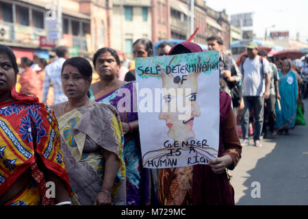 Kolkata, India. 08 Mar, 2018. Attivista detiene cartelloni per le loro esigenze durante la giornata internazionale della donna. Attivista dei diritti delle donne, transgenderismo e diritti sociali organizzazione prendere parte ad una manifestazione per i diritti delle donne e per le donne la domanda in occasione della Giornata internazionale della donna rally. Credito: Saikat Paolo/Pacific Press/Alamy Live News Foto Stock