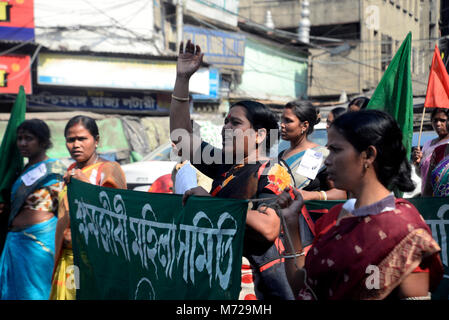 Kolkata, India. 08 Mar, 2018. Attivista gridare slogan durante la giornata internazionale della donna rally. Attivista dei diritti delle donne, transgenderismo e diritti sociali organizzazione prendere parte ad una manifestazione per i diritti delle donne e per le donne la domanda in occasione della Giornata internazionale della donna. Credito: Saikat Paolo/Pacific Press/Alamy Live News Foto Stock