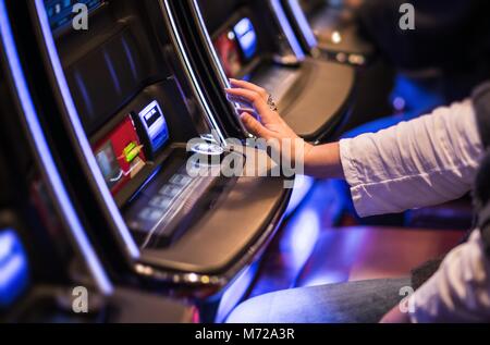 Casino Slot Video Gioco del gioco. La donna caucasica sentirsi fortunati nel casinò di Las Vegas. Foto Stock