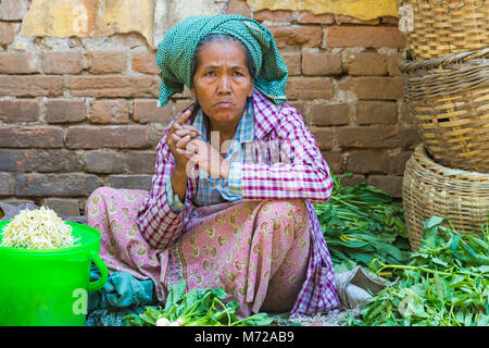 Mercato titolare di stallo a Nyaung Oo Mercato, Bagan, Myanmar (Birmania), l'Asia in febbraio Foto Stock